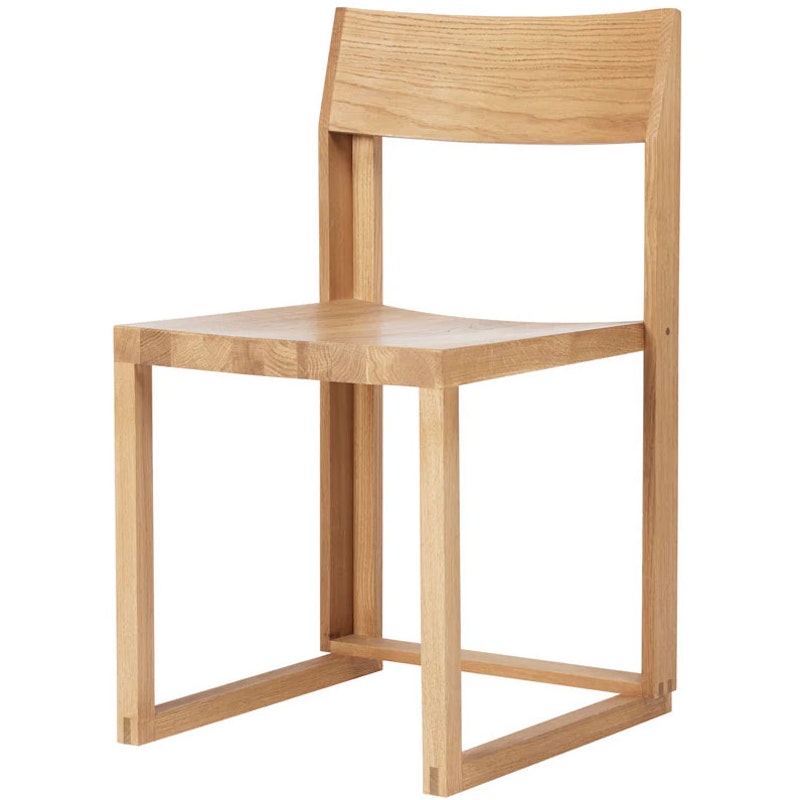 Outline Tuoli, Lämpimästi lakattu Tammi / Pähkinäpuu